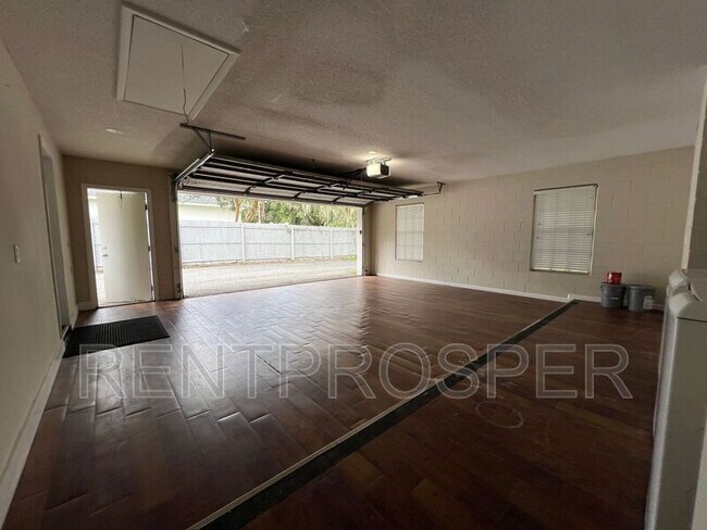 Building Photo - 360 Vincent Dr