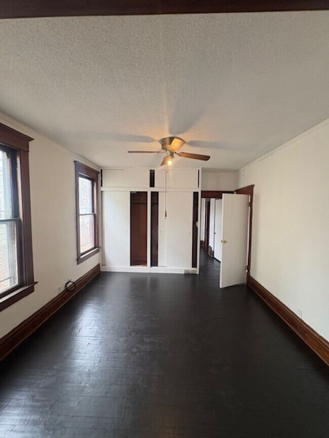 Building Photo - 1605-1605 N Linn St