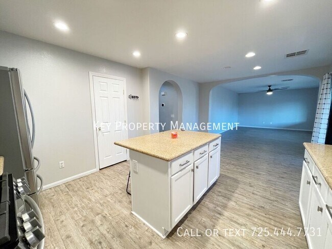 Building Photo - 605 Sonoran Heights Ave