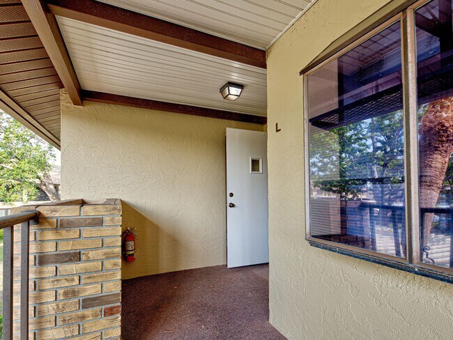 Building Photo - 2BD/2BA Mission Lakes Condo