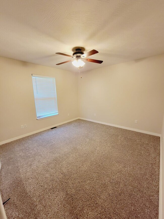 Building Photo - Prairie View Estates,  4 BR - 3 Car Garage...