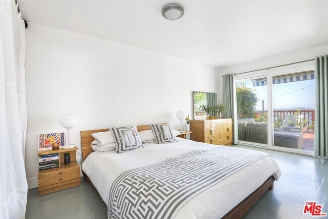 Building Photo - 1563 Lucretia Ave