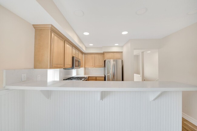 Building Photo - Rooftop Deck & Convenient Seattle Location