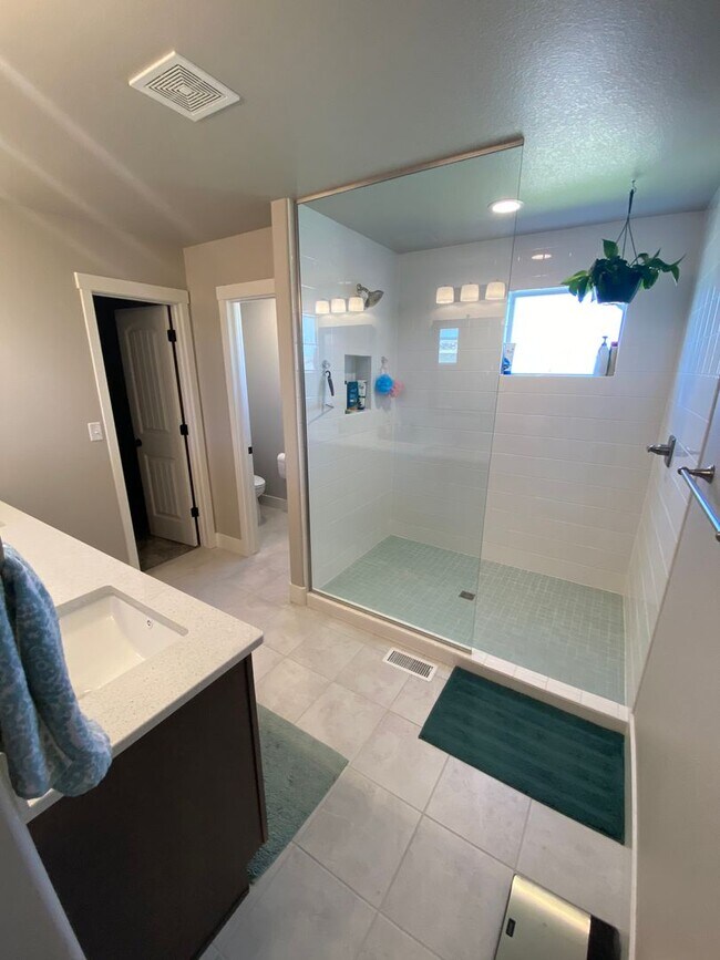 Building Photo - STUNNING 4BD/3.5BA HOME IN CUMBRE VISTA | ...