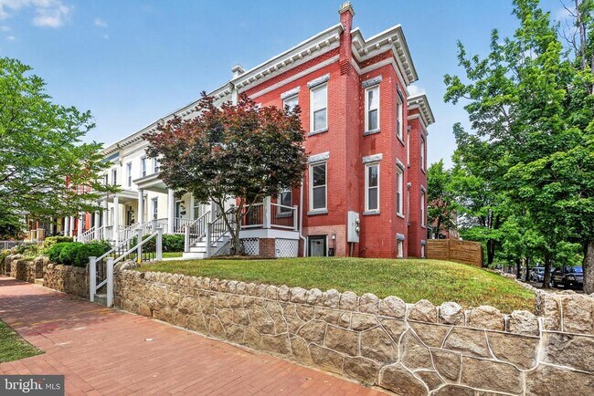 Building Photo - 1252 E St NE