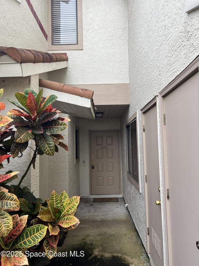 Building Photo - 1233 Country Club Dr
