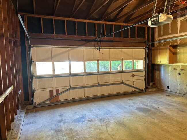Building Photo - 2 bedroom 1.5 bathroom duplex in quiet Thu...