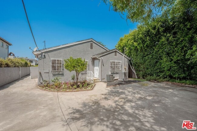 Building Photo - 542 N Sierra Bonita Ave