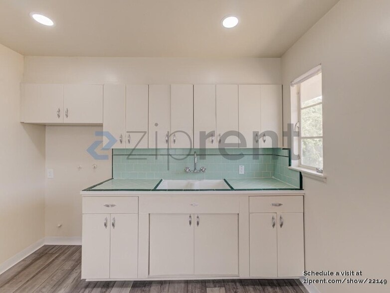 Building Photo - 1335 E Brown Ave