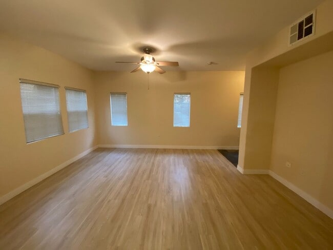 Building Photo - NW Near Majestic Park. 1ST FLOOR 2 BED, 2 BATH CONDO, GATED COMMUNITY