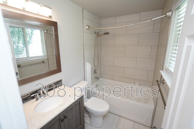 Building Photo - 698 Berwick Dr