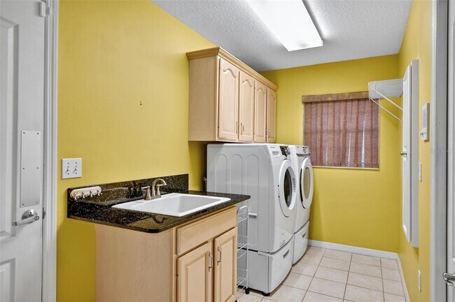 Building Photo - 20 Woodford Ln