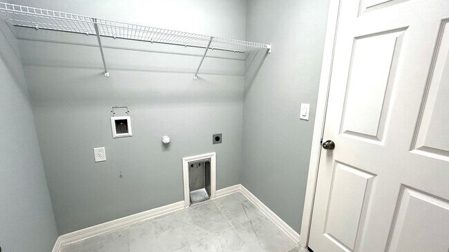 Building Photo - 4 Bedroom 2 Bathroom 2 Car Garage Home - NW Cape Coral - Available Mid April