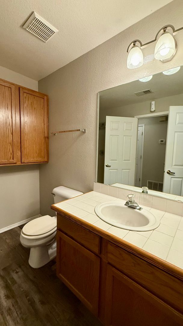 Building Photo - Upper-level condo $400 OFF FIRST MONTH!