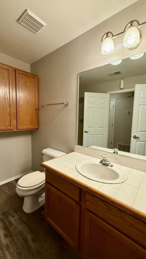 Building Photo - Upper-level condo