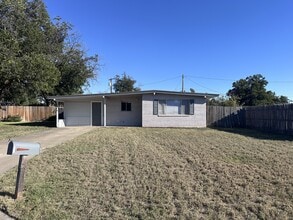 Building Photo - 2310 Oxford Cir