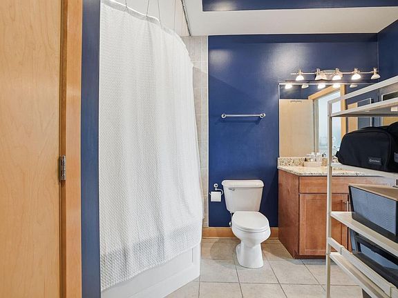 Building Photo - 1550 E Royall Pl