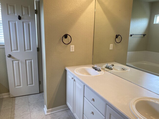 Building Photo - 11960 Meadowood Ln