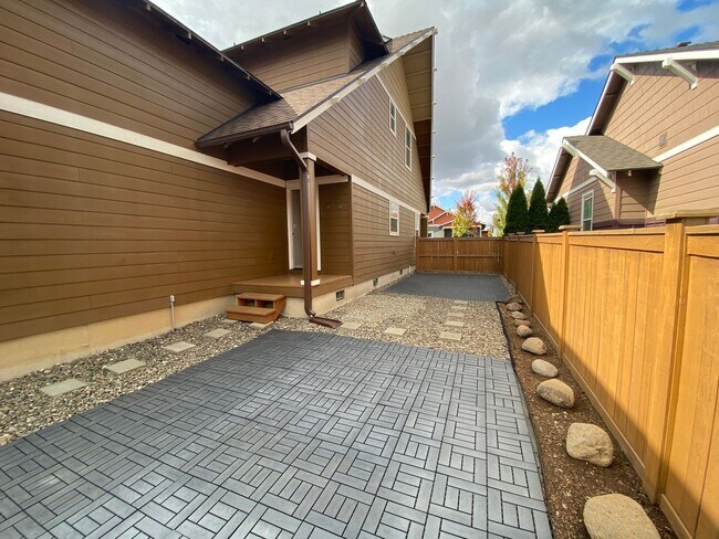 Building Photo - Spacious 3-Bedroom Home with Bonus Room in...