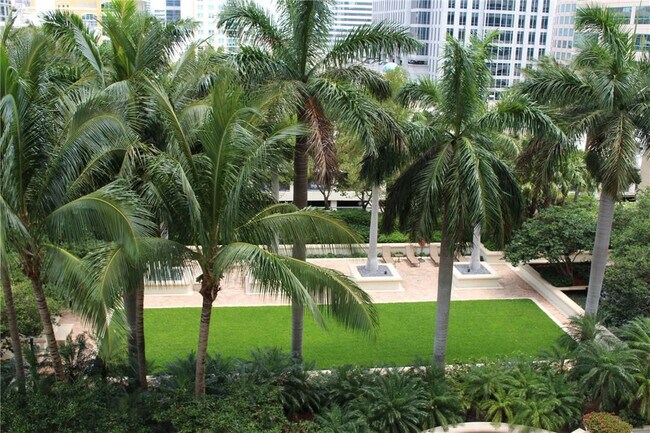 Building Photo - 347 N New River Dr E