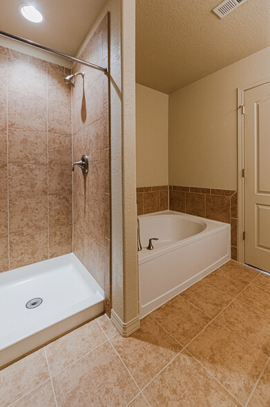 Master Bath - 11661 Black Maple Ln