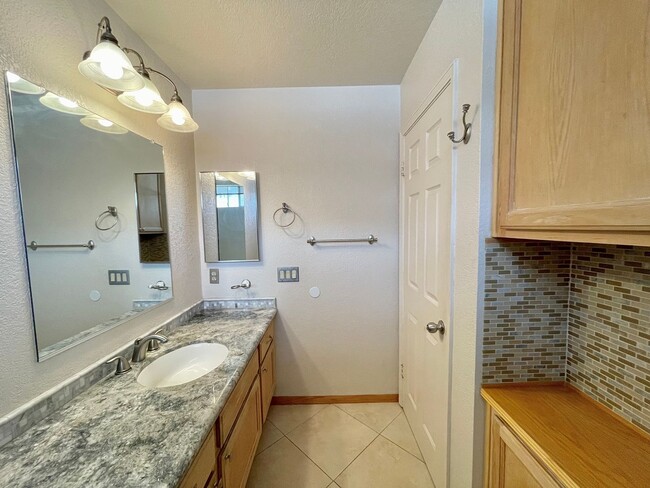 Building Photo - 1951 Devonshire Dr