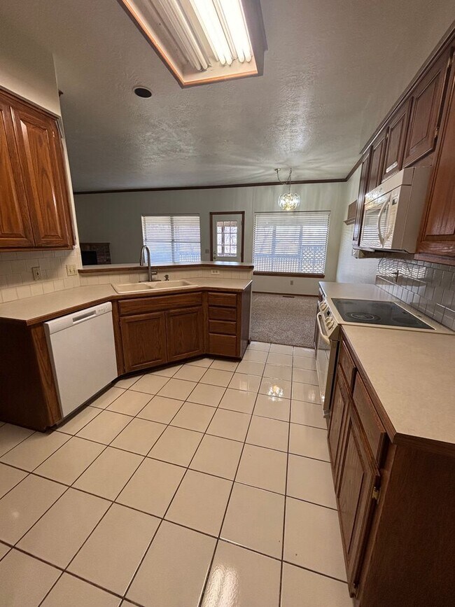 Building Photo - 3br 2.5ba on Surrey Hills Golf Course!!