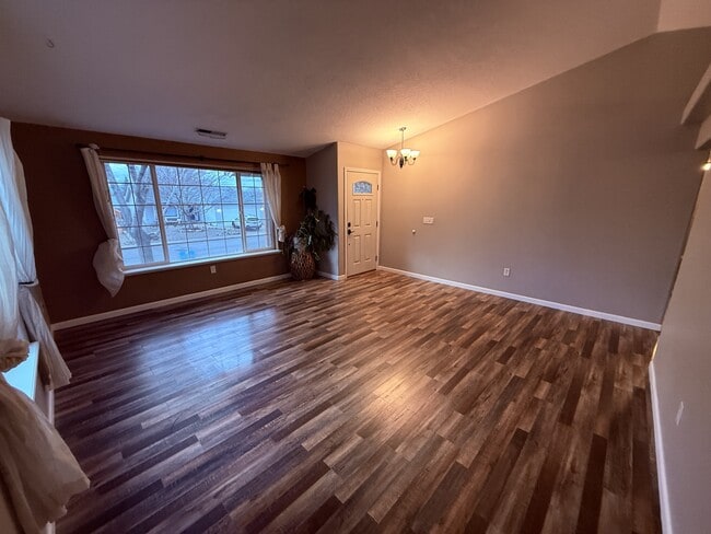 Building Photo - 624 Clearview Way