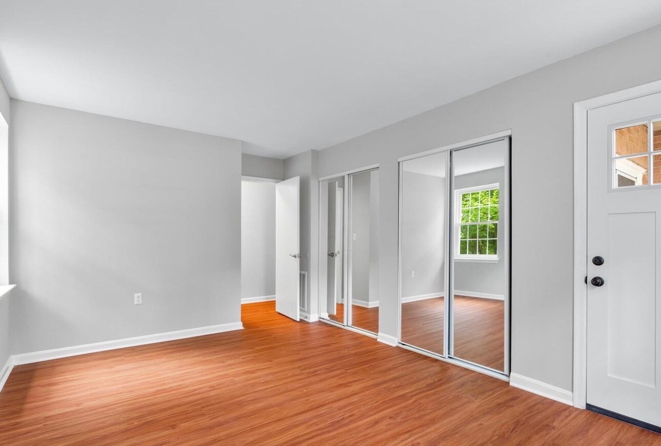 Building Photo - 18334 Streamside Dr