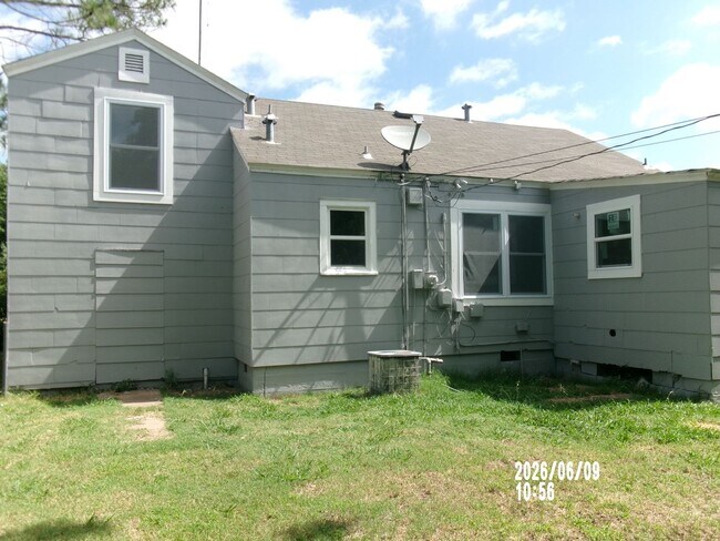 Building Photo - 1804 NW Columbia Ave