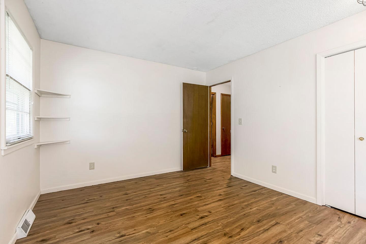 Building Photo - Spacious Shawnee Home Near Mill Creek Stre...