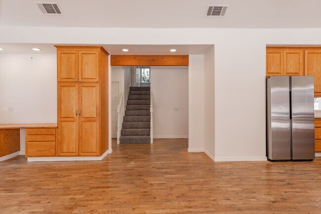 Building Photo - Meiners Oaks Gem