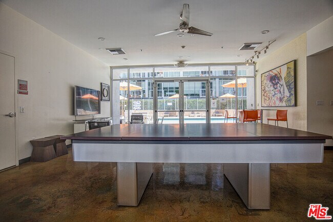 Building Photo - 645 W 9th St