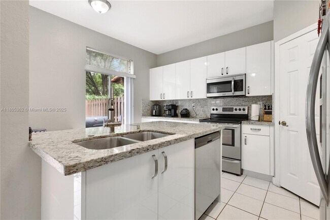 Building Photo - 5620 NW 113th Pl