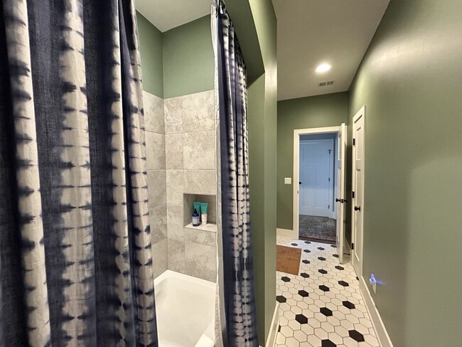 Building Photo - 405 E 32nd Ave