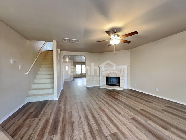 Building Photo - 114 Fontana Albero