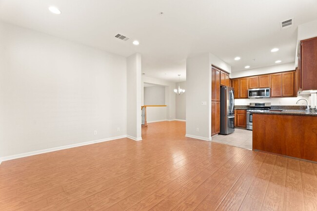 Building Photo - CORNER TOWNHOME IN MISSION GARDENS WALK-UP...