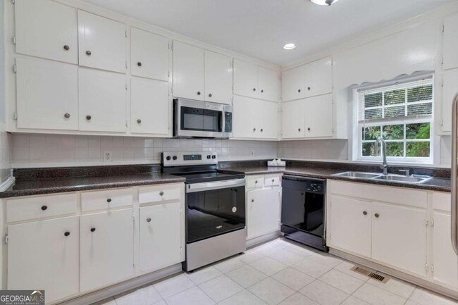 Building Photo - 2542 White Oak Dr