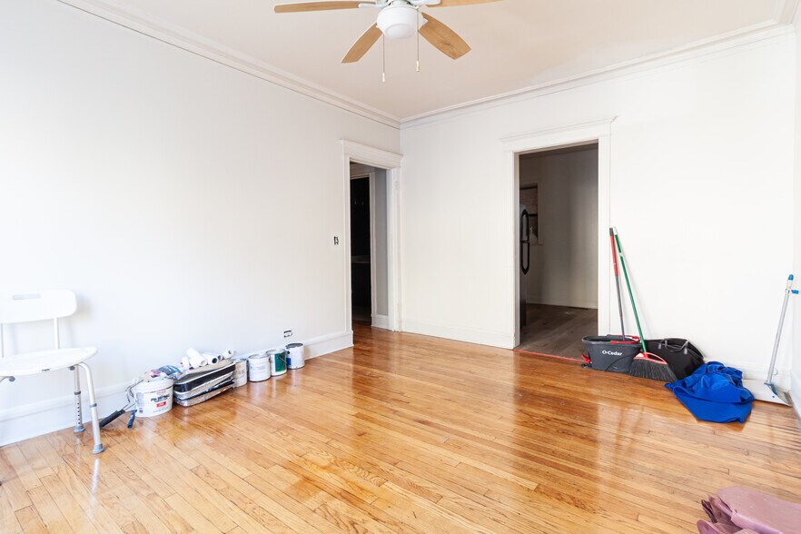 Building Photo - 910 W Belle Plaine Ave