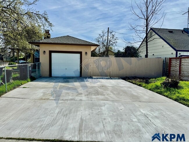 Building Photo - 2037 Lake Dr