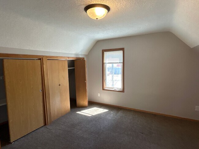 Building Photo - Spacious 3 bedroom 1 Bathroom House Available May 1st!