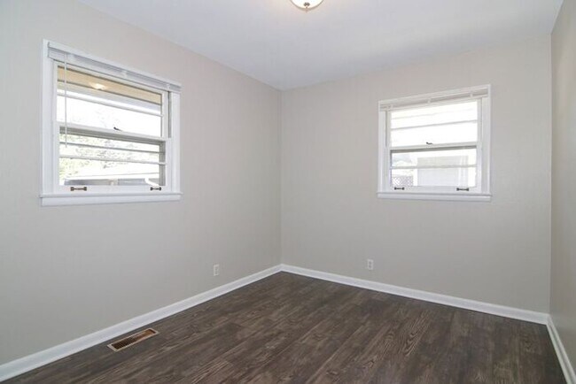Building Photo - GREAT LAWRENCE TOWNSHIP HOME!