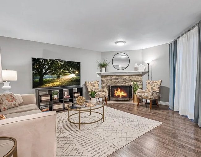 Building Photo - Charming Updated Ground-Floor 2 Bed - 1 Ba...