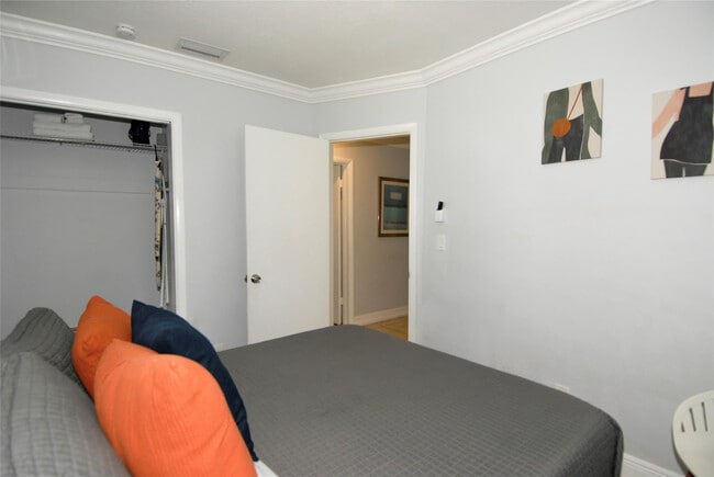 Building Photo - 21 NE 57th Ct