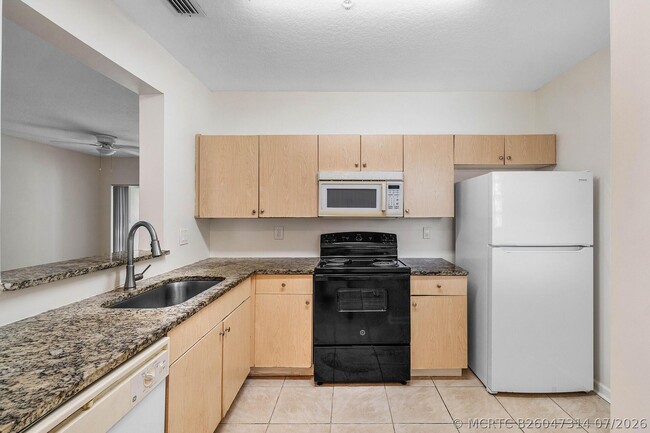 Building Photo - 1161 Golden Lakes Blvd