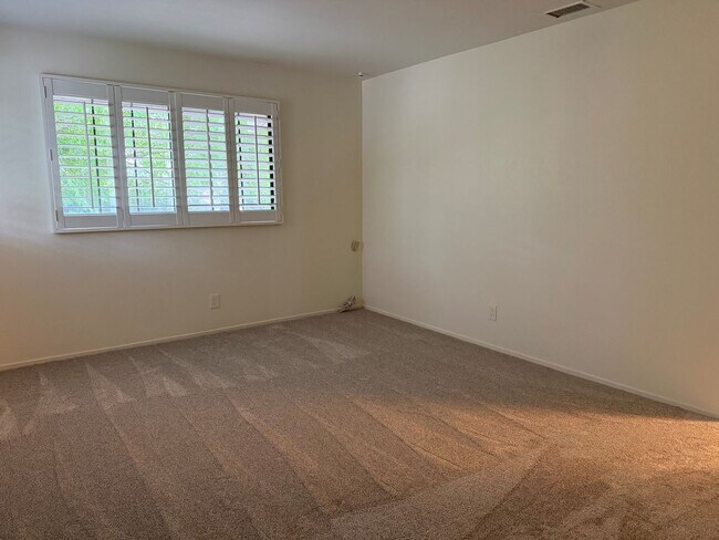 Building Photo - Three bedroom two and a half bath Condo