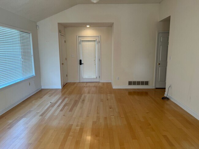 Building Photo - Super Nice 3bed, 2bath house with 2 car garage in Central Location