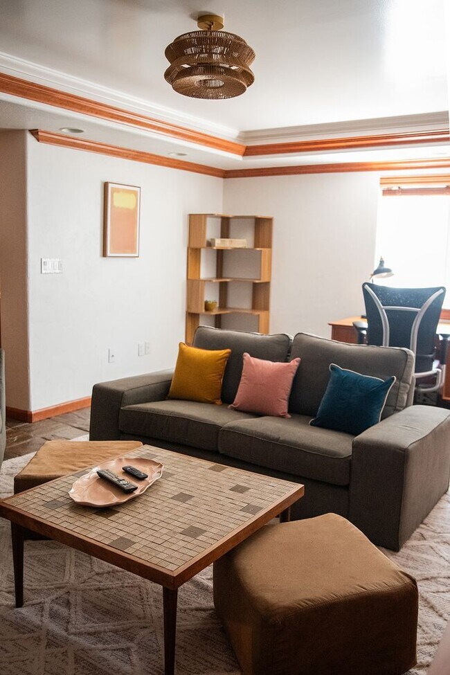 Building Photo - 2 BDR Gorgeous Updated Townhome with Huge Garden