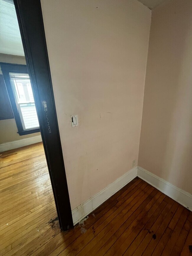 Building Photo - Spacious 2BR/1BA in Prime East Side Locati...
