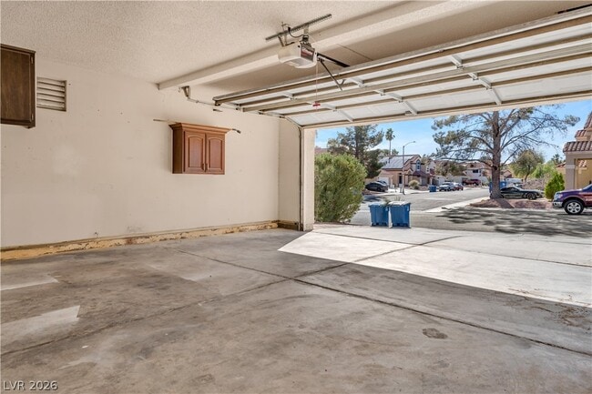 Building Photo - 2710 Strathmoor Dr